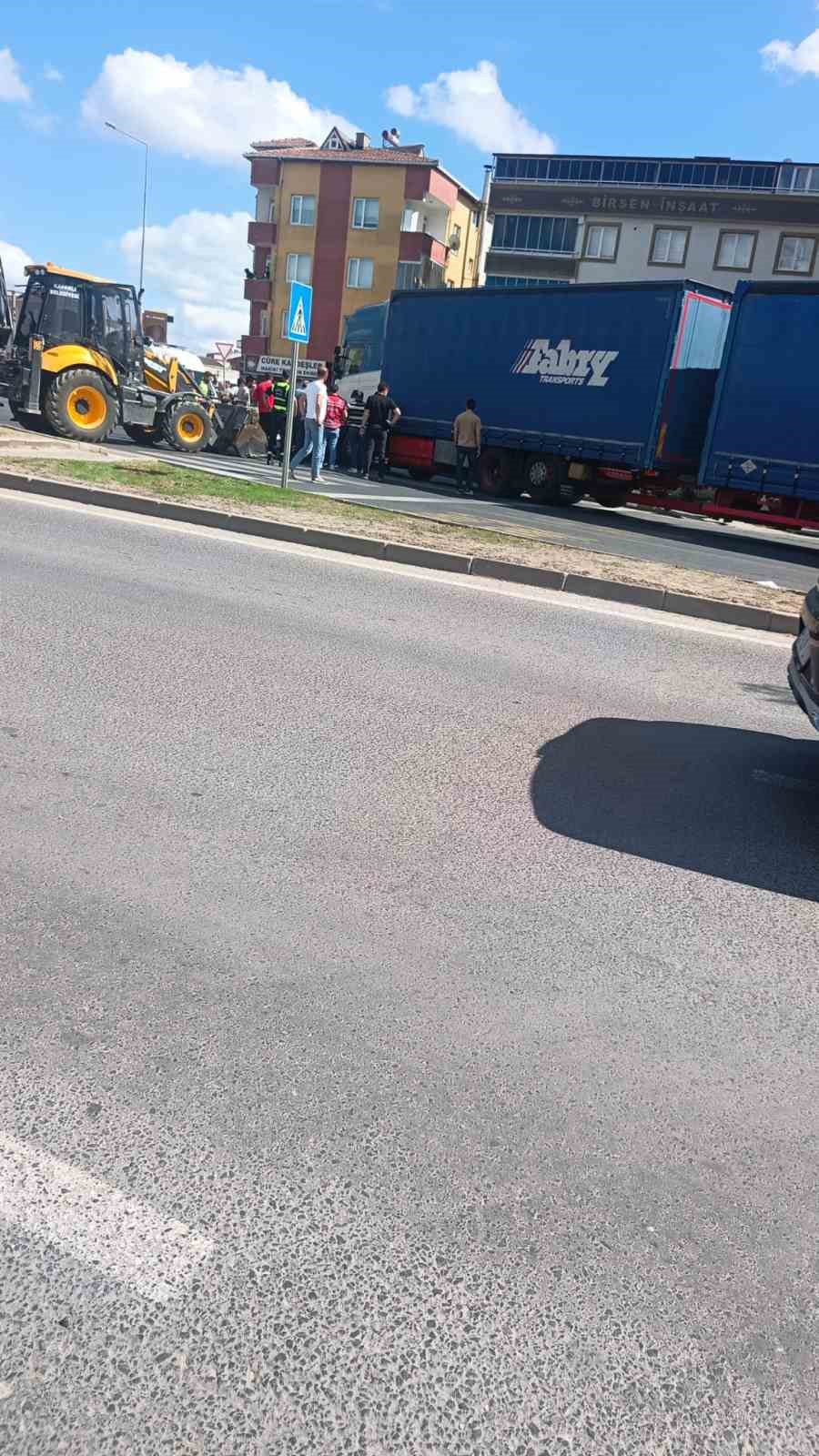 TIRIN ALTINDA KALAN YAŞLI KADIN AĞIR YARALANDI