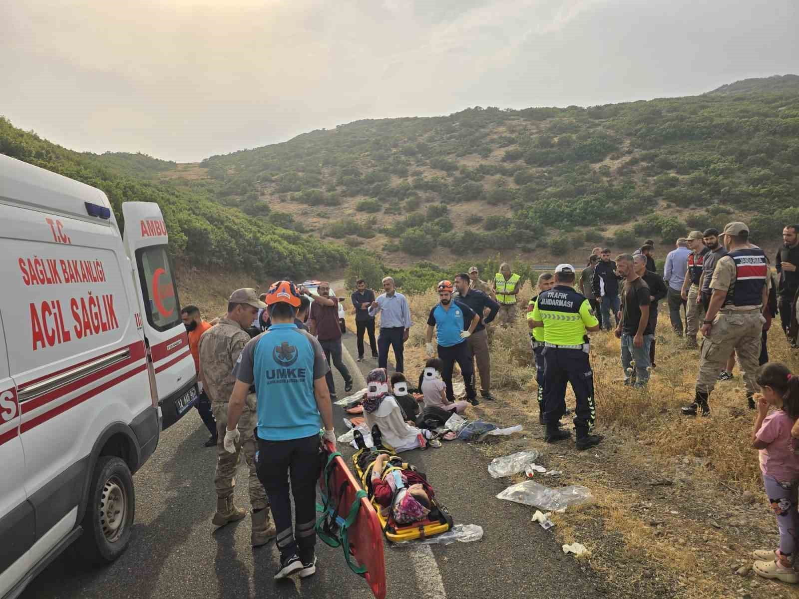 BİNGÖL’DE MİNİBÜS ŞARAMPOLE YUVARLANDI: 10 YARALI