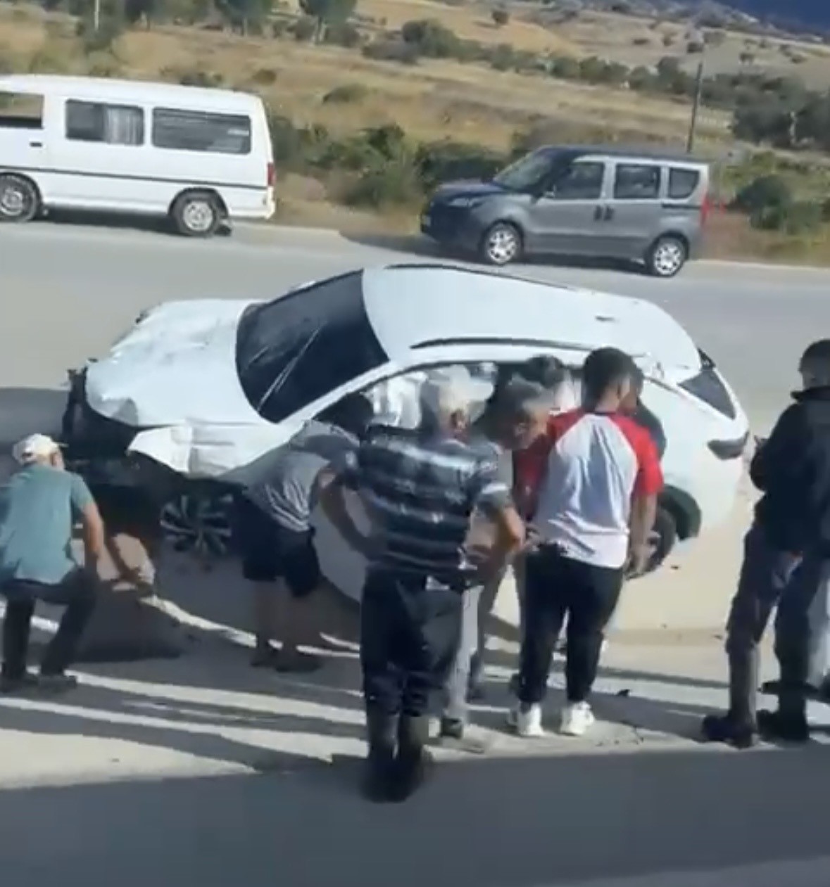 BURDUR’DA REFÜJDEKİ TRAFİK LEVHALARINA ÇARPAN SÜRÜCÜ YARALANDI