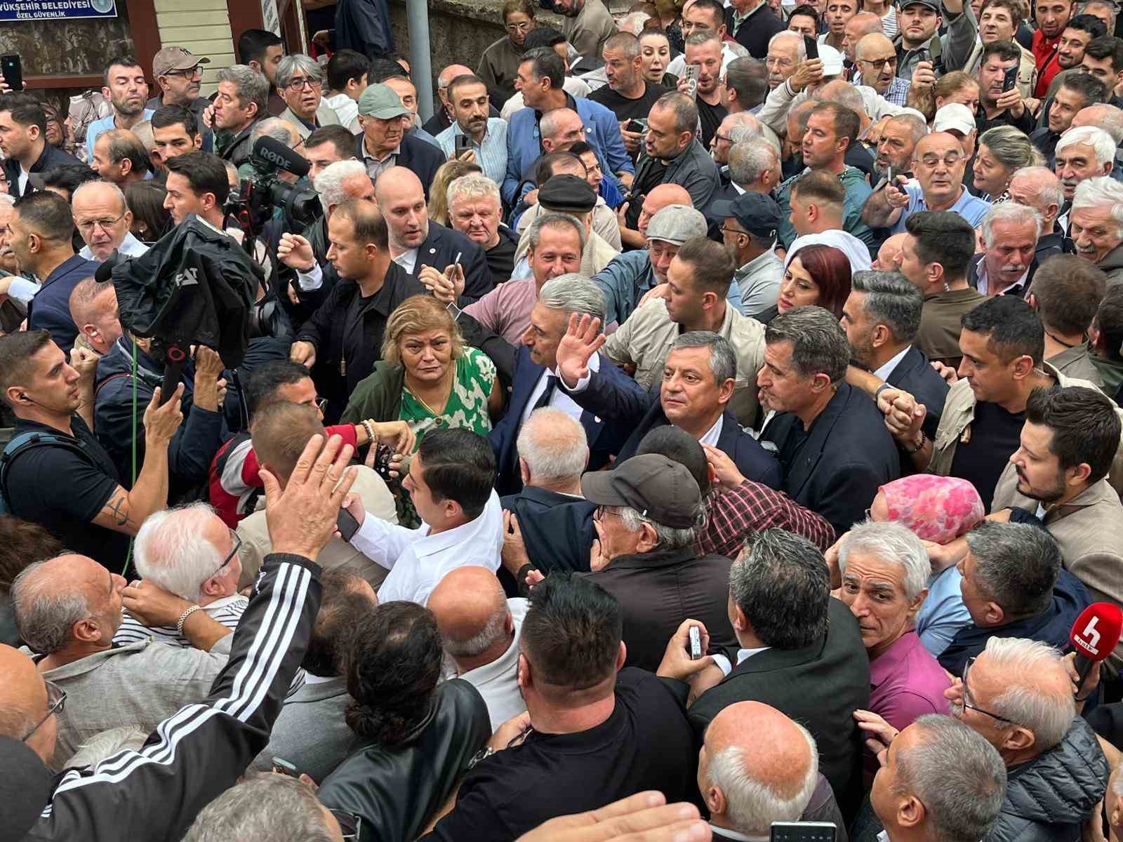 YENİ PARTİ GENEL BAŞKANI ÖZEL: "MİLLETİN KOYDUĞU İSMİ KİMSEYE DEĞİŞTİRTMEYİZ"