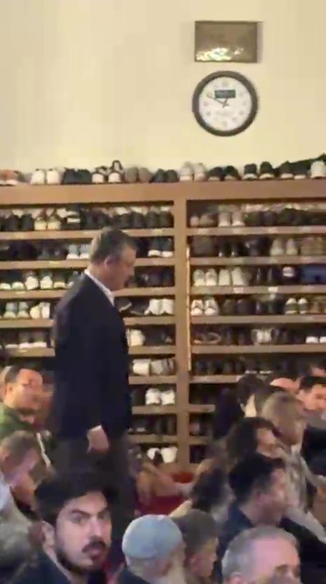 ÖZGÜR ÖZEL, CUMA NAMAZINI BURSA ULU CAMİ’DE KILDI