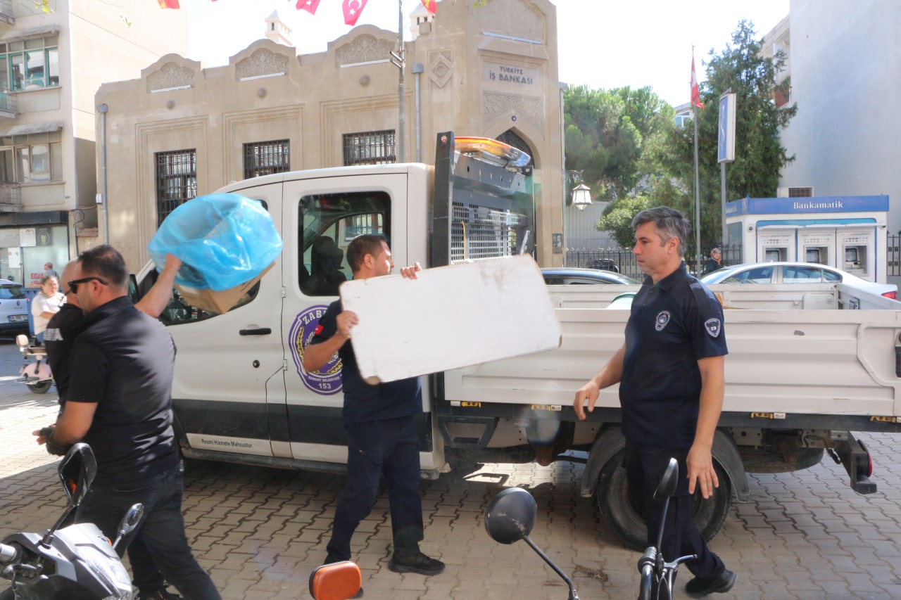 EDREMİT’TE KALDIRIM İŞGALLERİNE ZABITA DENETİMİ