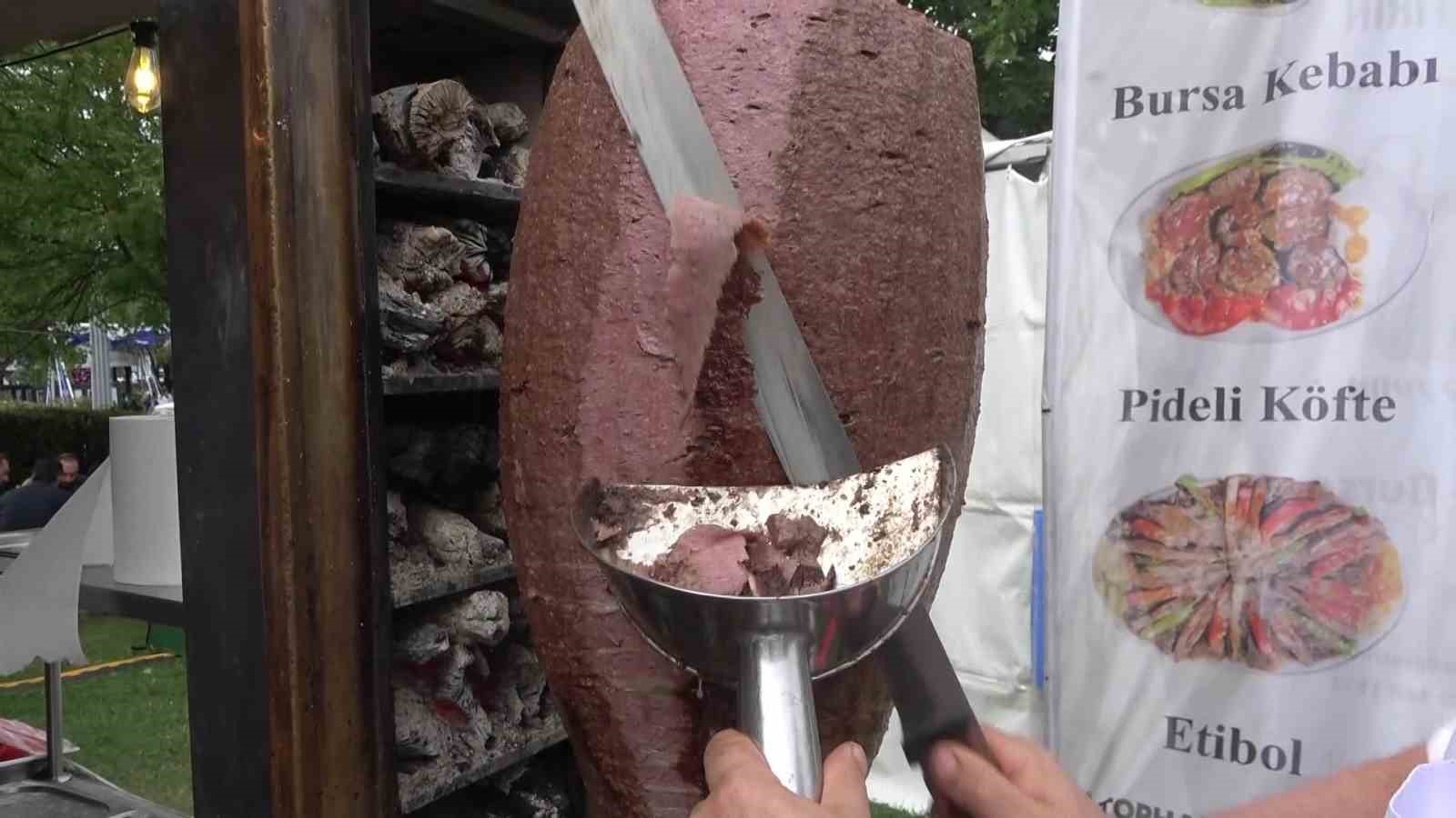 ÜÇ METRELİK TABAKTA BURSA KEBABI İKRAMI