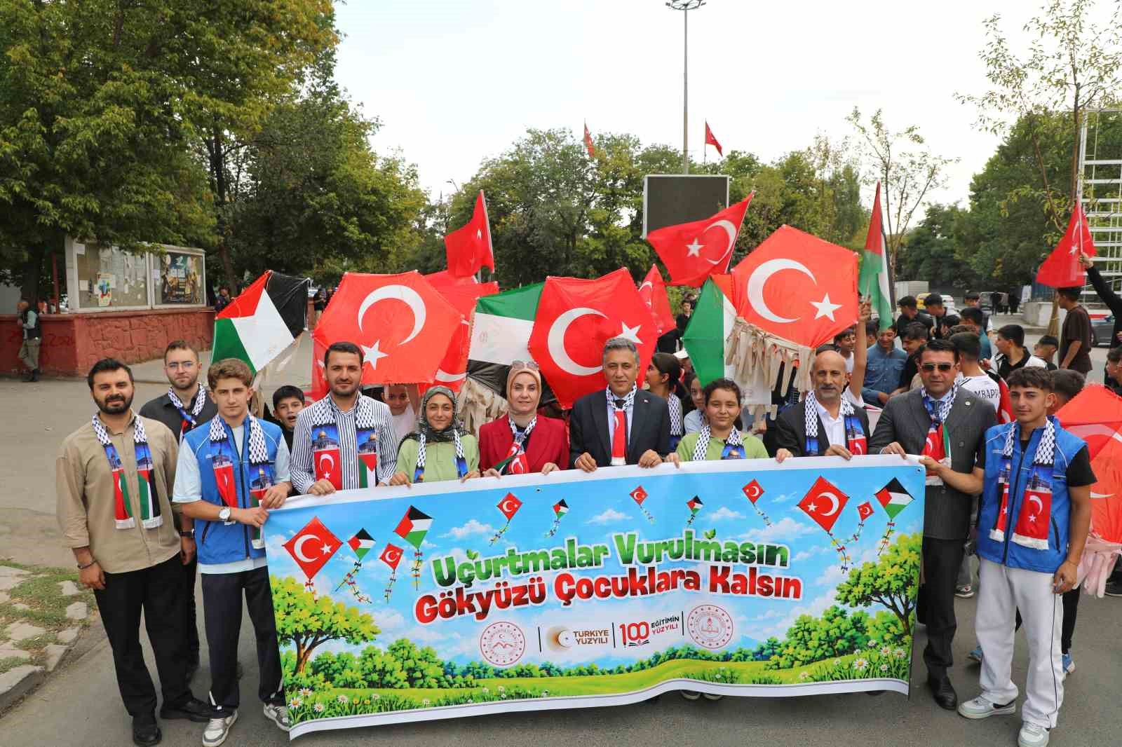 AĞRI’DA BİN ÖĞRENCİ GAZZE İÇİN YÜRÜDÜ, UÇURTMALARINI GÖKYÜZÜNE BIRAKTI