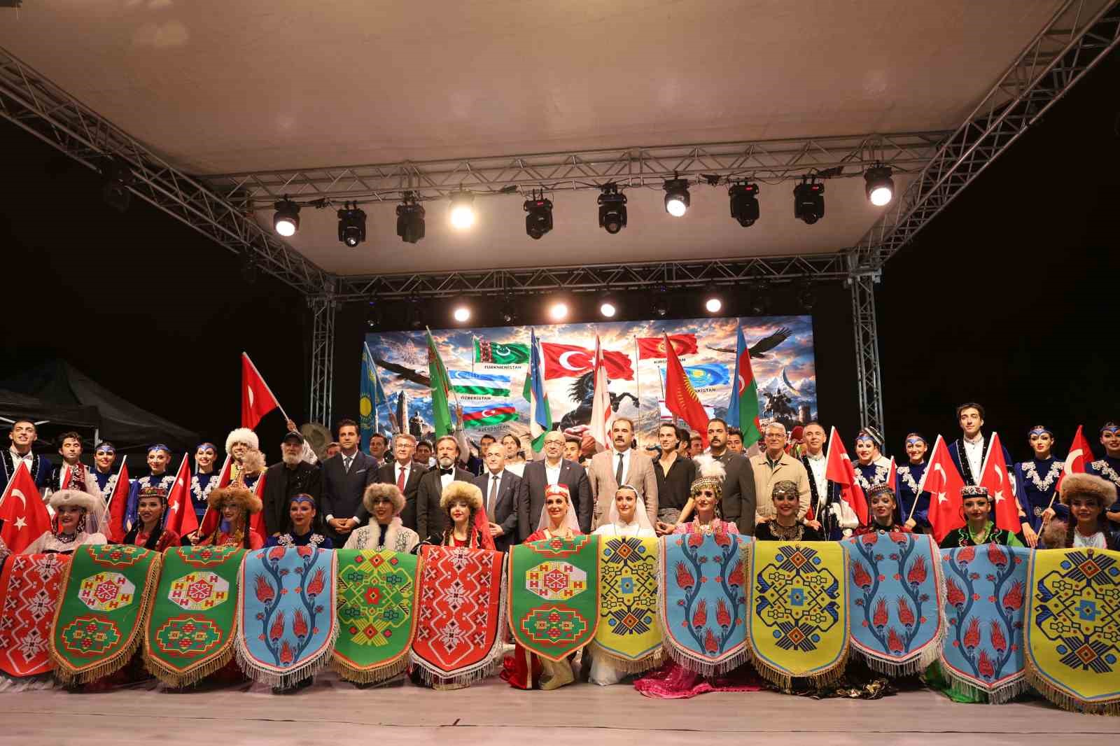 29. ULUSLARARASI HAZAR ŞİİR AKŞAMLARI: GÖSTERİLER AYAKTA ALKIŞLANDI
