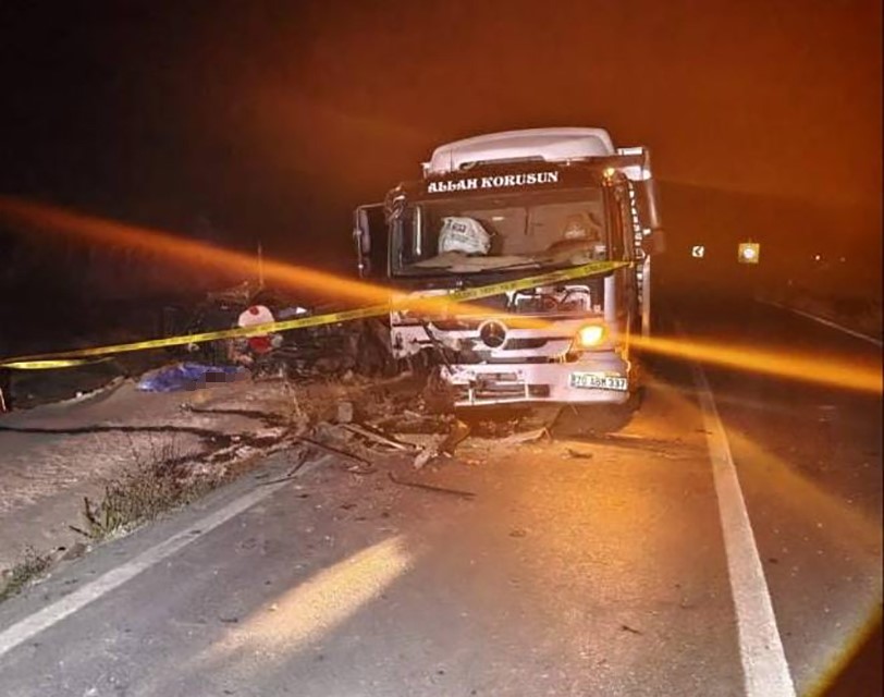 KAMYON İLE OTOMOBİL KAFA KAFAYA ÇARPIŞTI: 1 ÖLÜ, 1 YARALI