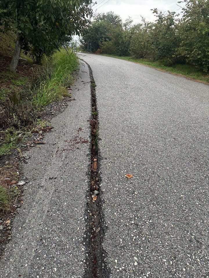 FİBER İNTERNET İÇİN KAZILAN YOL KAPATILMADI, KÖY SAKİNLERİ TEPKİ GÖSTERDİ