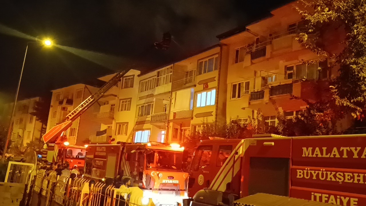 MALATYA’DA 4 KATLI BİNANIN ÇATISINDA YANGIN
