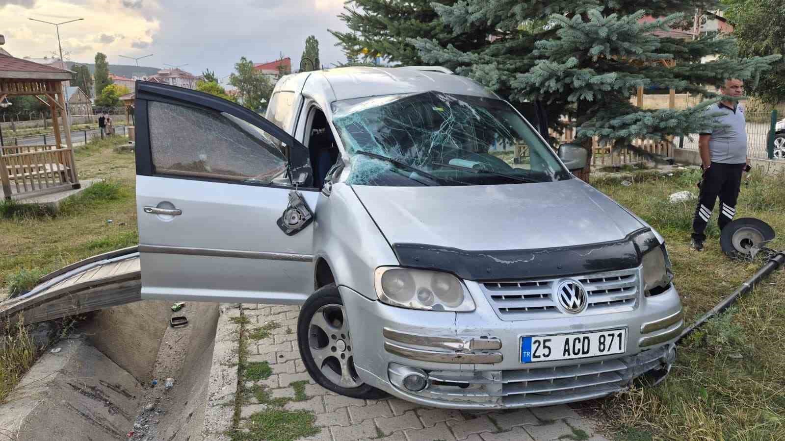 SARIKAMIŞ’TA HAFİF TİCARİ ARAÇ ŞARAMPOLE DEVRİLDİ: 2 YARALI