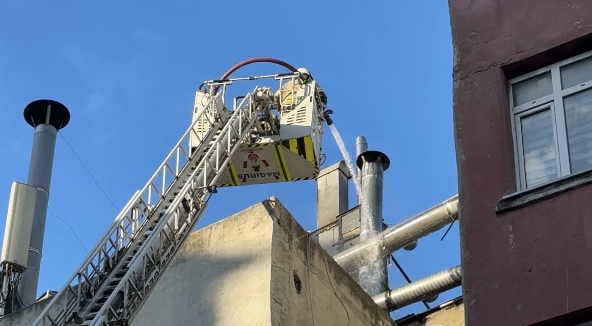 BEYOĞLU’NDA 6 KATLI RESTORANDA YANGIN