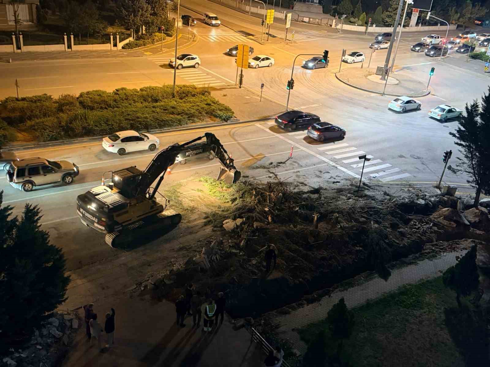 ETİMESGUT’TA YOL ÇALIŞMASI İÇİN AĞAÇLARIN KESİLMESİNE VATANDAŞTAN TEPKİ