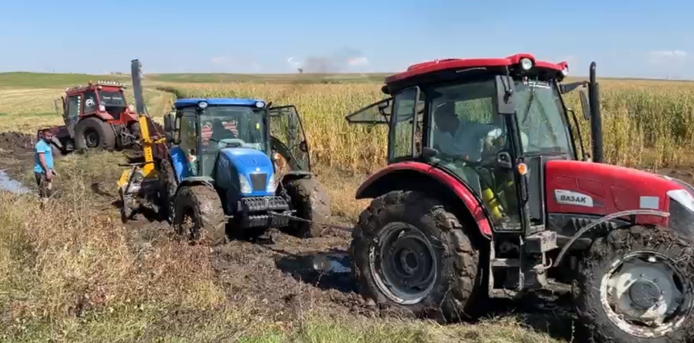 KARS’TA MISIR HASADI YARIDA KALDI, ÇAMURA SAPLANAN TRAKTÖR KURTARILDI