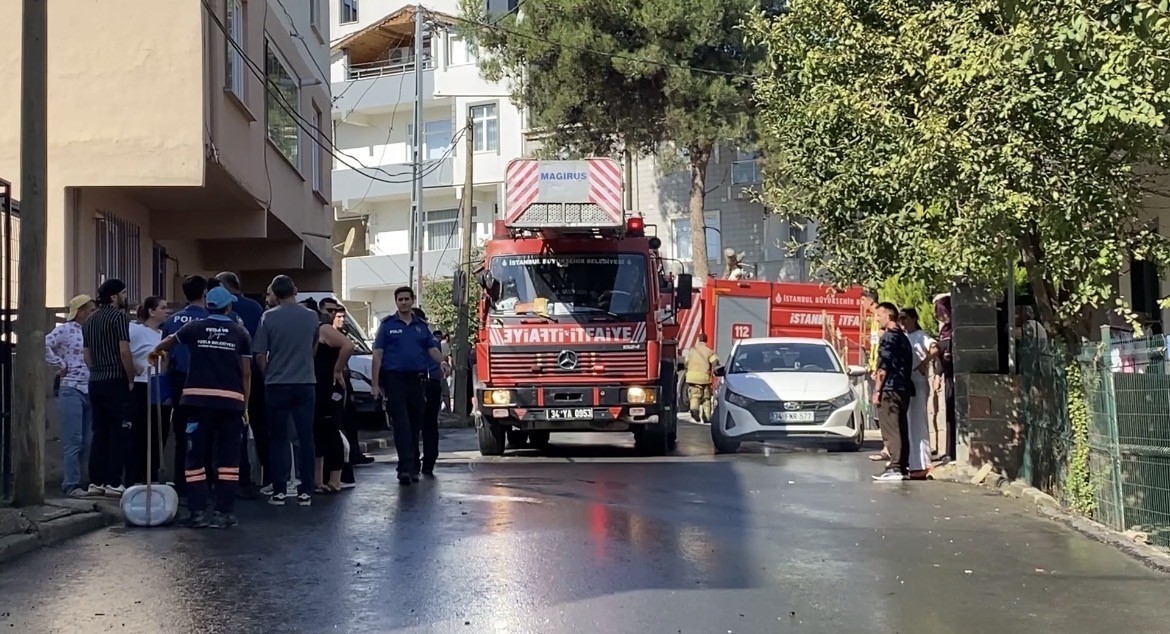 TUZLA’DA 2 KATLI BİNANIN ÇATISI ALEV ALEV YANDI