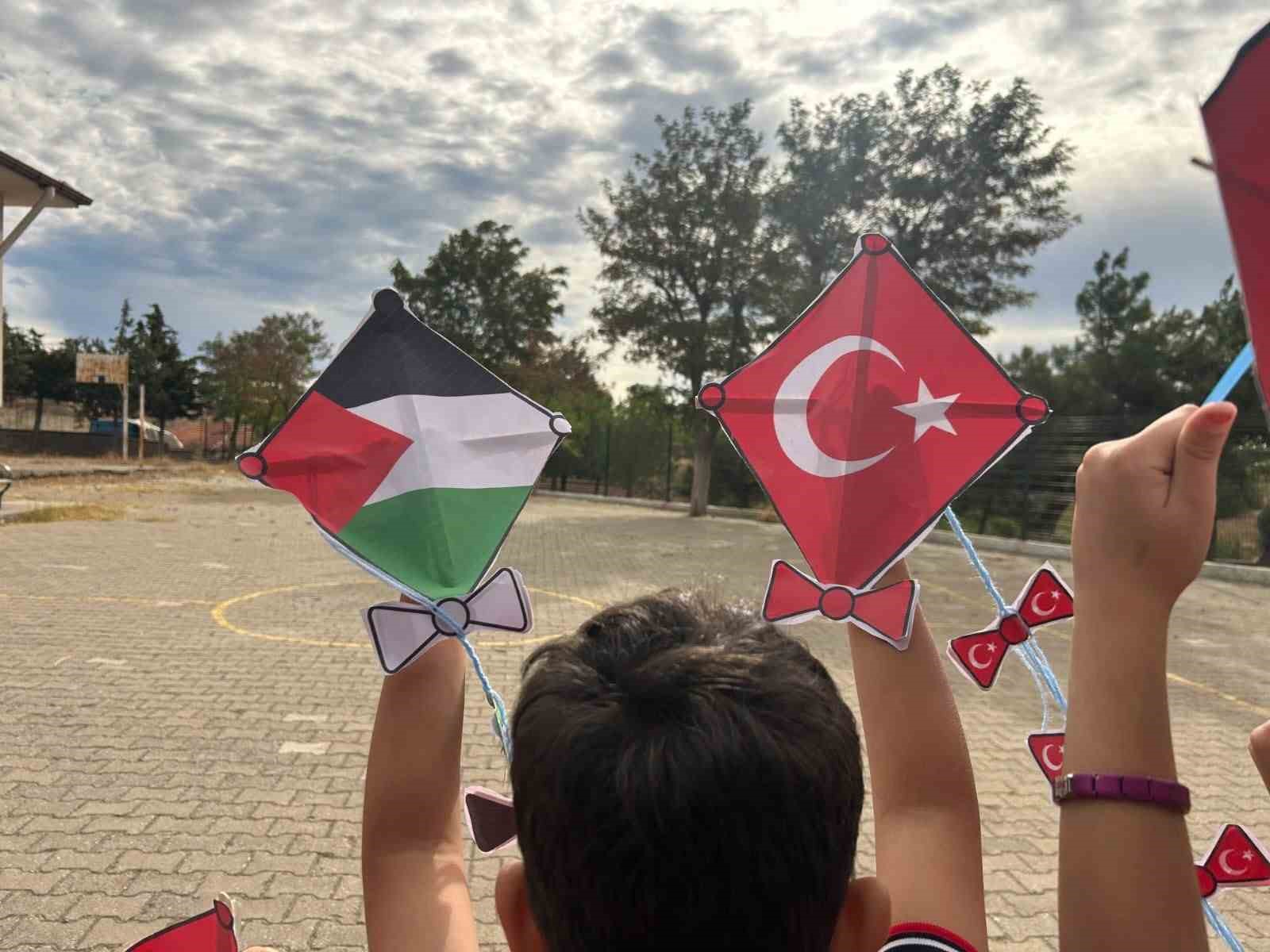 BALIKESİR’İN 20 İLÇESİNDEN GÖKYÜZÜNE BARIŞ VE UMUT MESAJI
