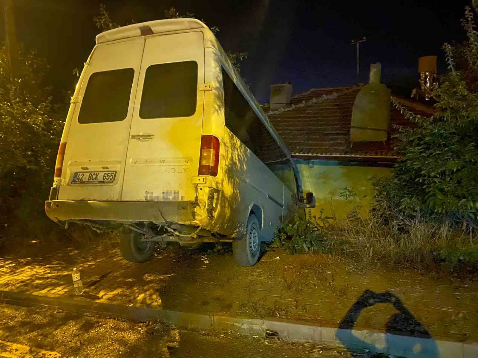 ANKARA’DA EL FRENİ ÇEKİLMEYEN MİNİBÜS DUVARA ÇARPTI