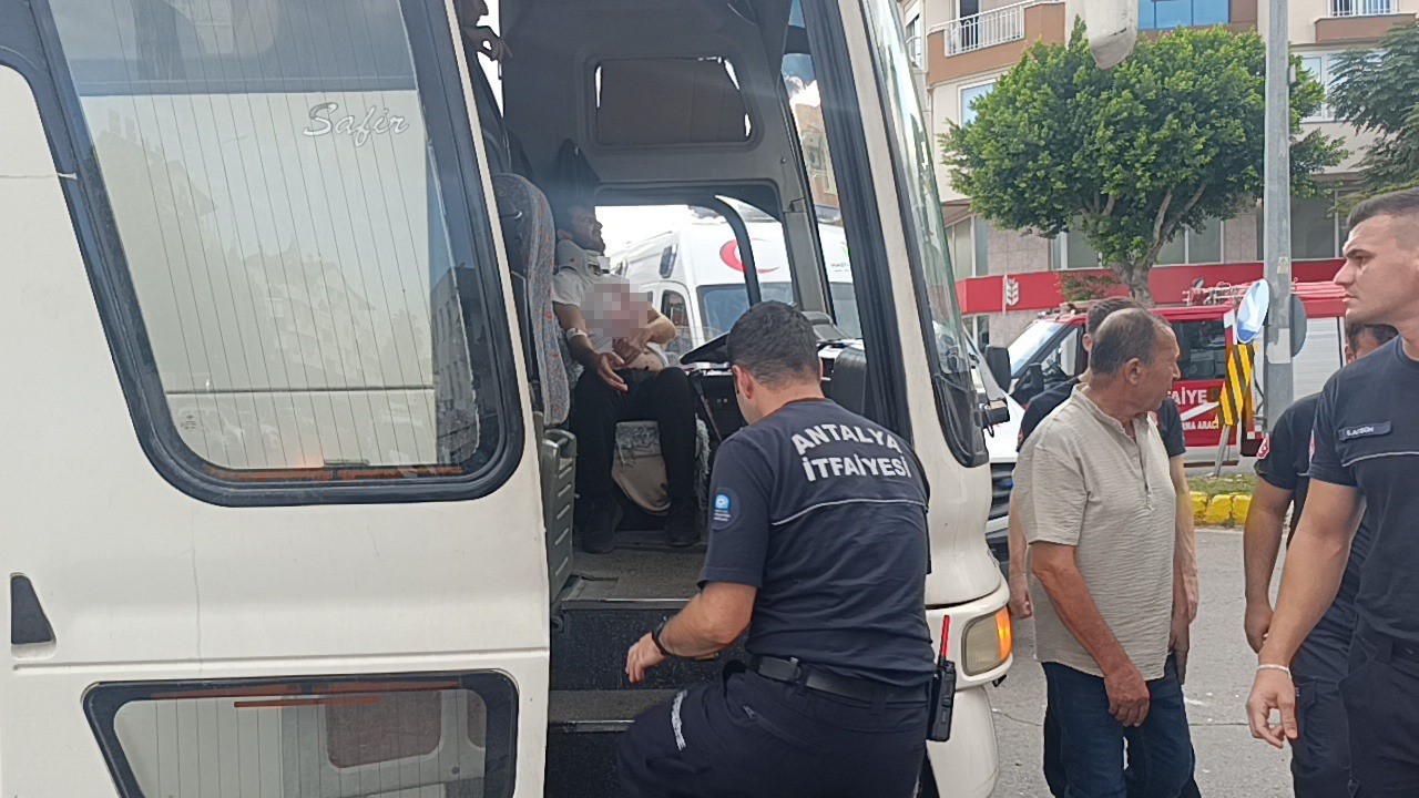 OTOBÜS İLE OTOMOBİL ÇARPIŞTI: 2 YARALI
