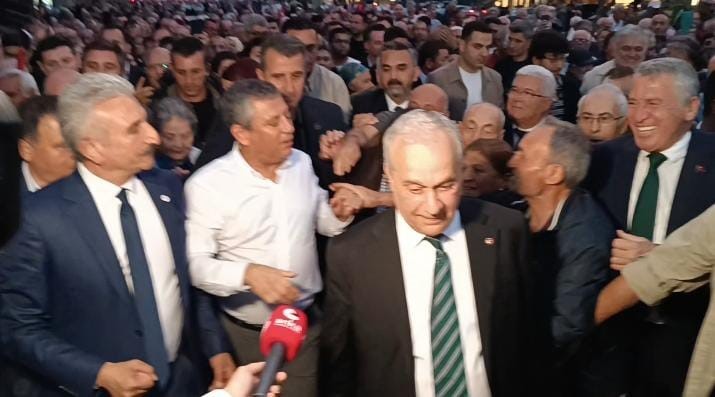 YENİ PARTİ GENEL BAŞKANI ÖZEL’İN SÖYLEDİKLERİNDEN ÇOK YAPTIĞI HAREKETLER VE GİRDİĞİ DİYALOGLAR SES GETİRDİ
