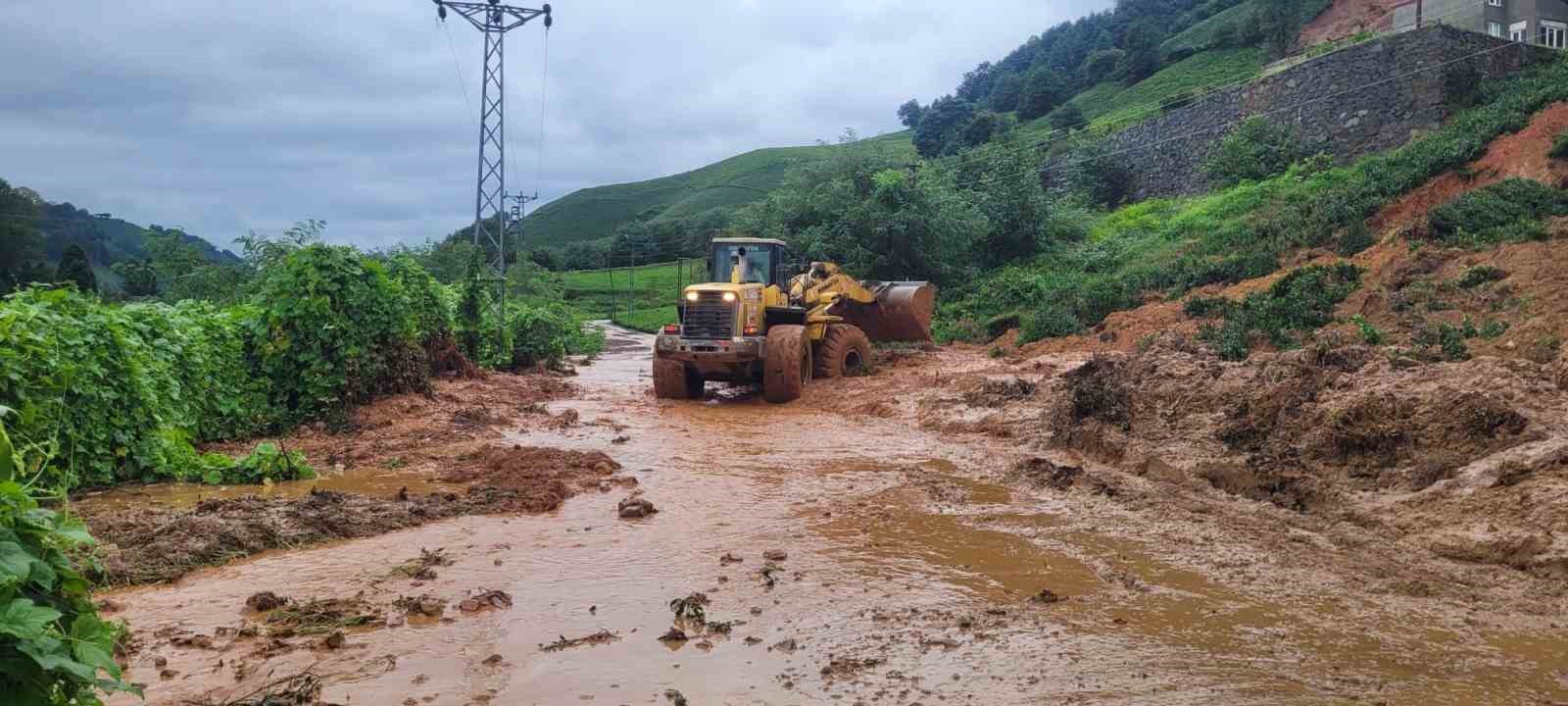 TRABZON’DA ETKİLİ YAĞIŞIN İZLERİ SİLİNİYOR