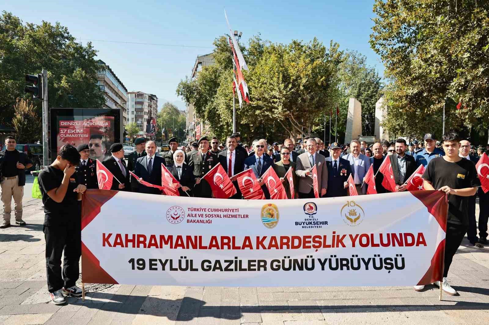 DENİZLİ’DE GAZİLER "KAHRAMANLARLA KARDEŞLİK YOLUNDA" YÜRÜYÜŞÜ GERÇEKLEŞTİRDİ