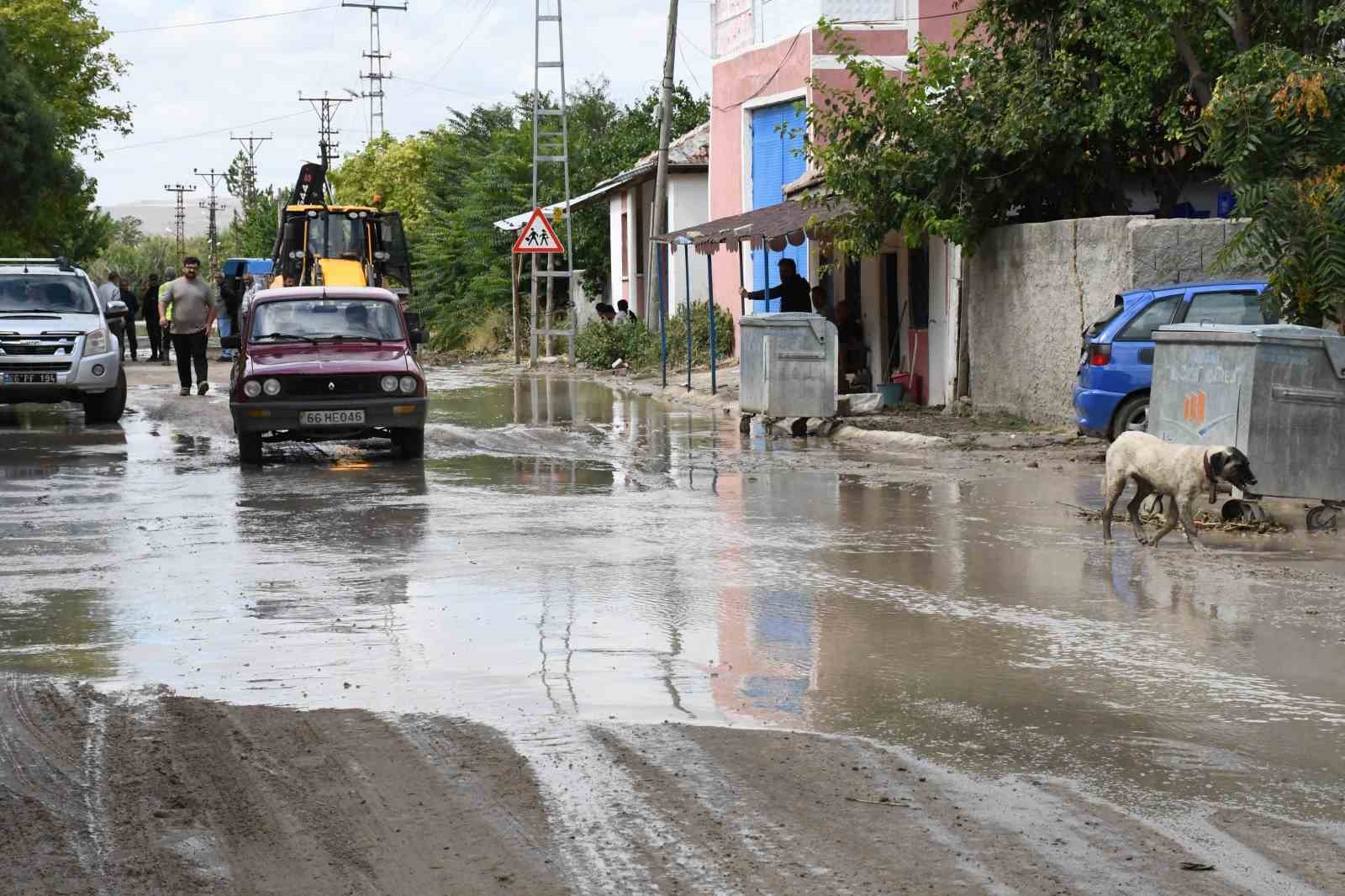 YOZGAT’TA İKİ SAATLİK SAĞANAK SELE DÖNÜŞTÜ: EVLER, BAHÇELER VE TARIM ARAZİLERİ ZARAR GÖRDÜ
