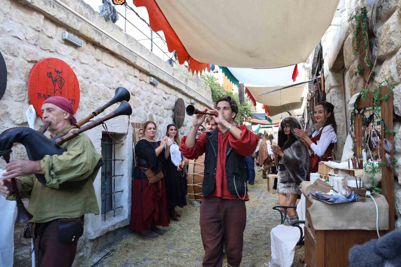 KAPADOKYA’DA ORTA ÇAĞ PANAYIRI RENKLİ GÖRÜNTÜLERE SAHNE OLDU