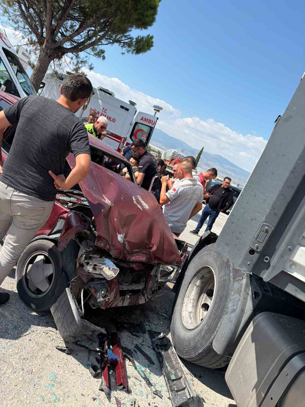 BURDUR’DA OTOMOBİL İLE TIR ÇARPIŞTI: 2 YARALI