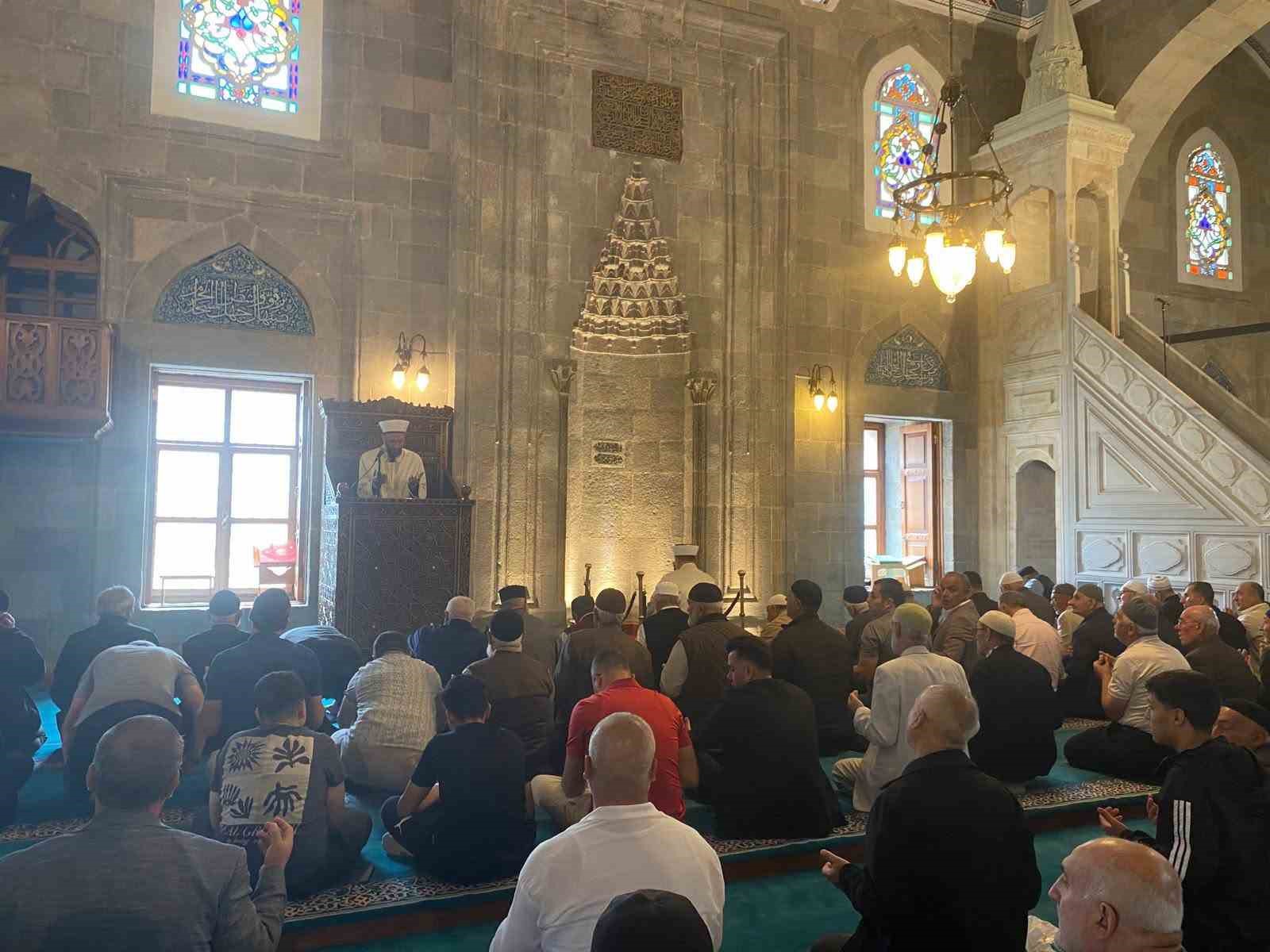 ŞEHİTLER VE KAHRAMAN GAZİLER DUALARLA YÂD EDİLDİ.