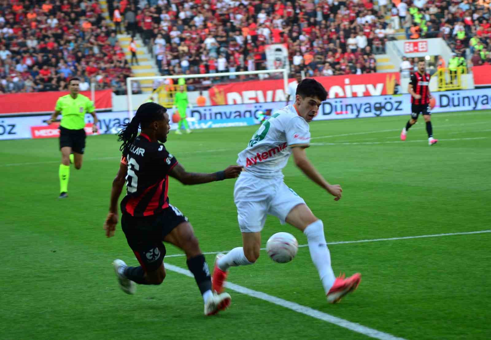 TRENDYOL SÜPER LİG: ÇORUMFK: 0 - CORENDON ALANYASPOR: 0 (MAÇ DEVAM EDİYOR)