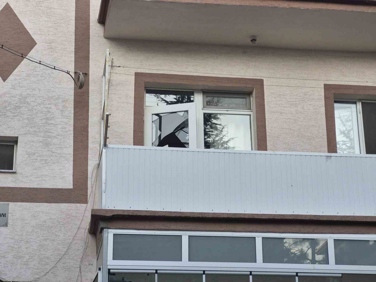 KÖTÜ KOKU İHBARI EKİPLERİ HAREKETE GEÇİRDİ: EVİNDE ÖLÜ BULUNDU