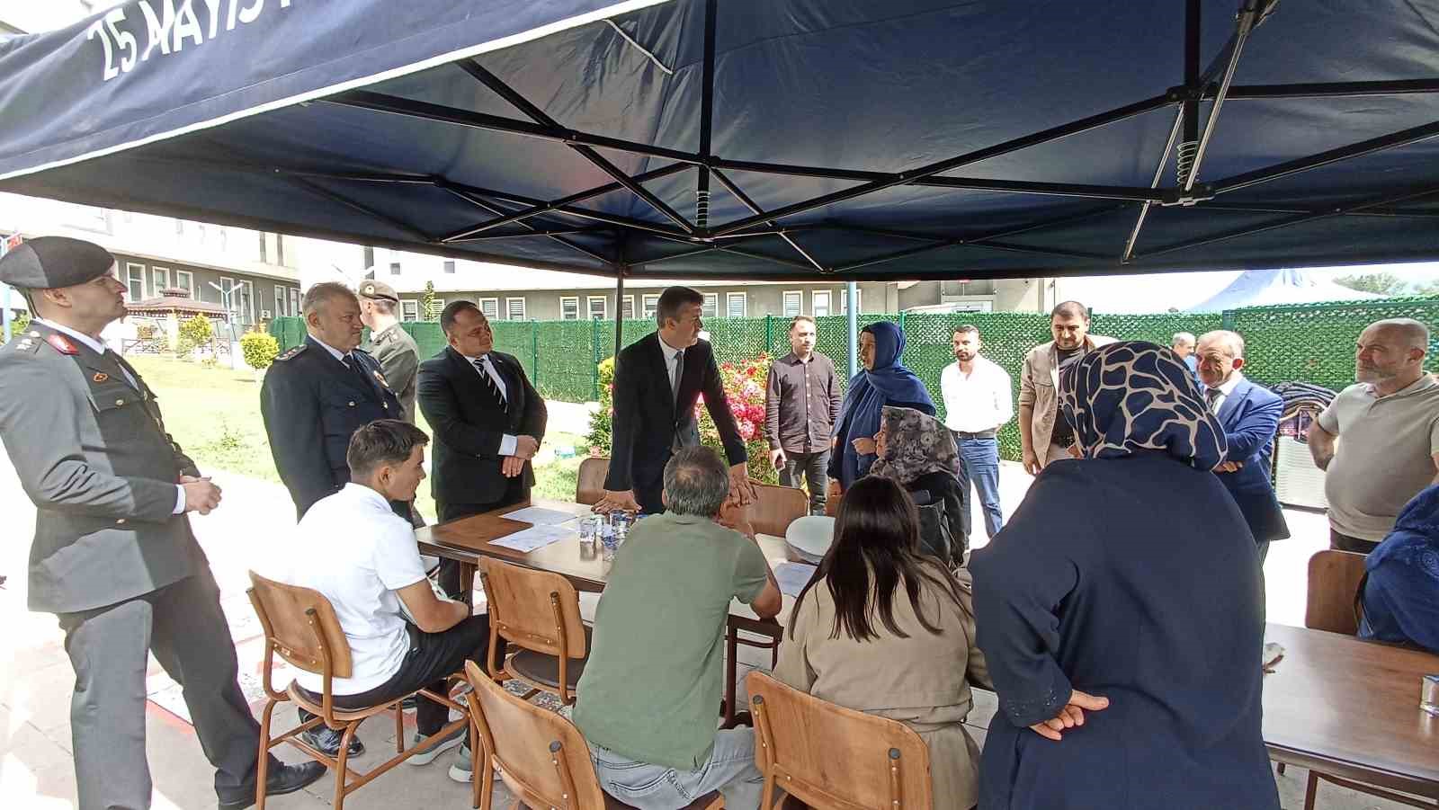 KAYMAKAM, İLÇEYE GELEN ÜNİVERSİTE ÖĞRENCİLERİNİ KAPIDA KARŞILADI