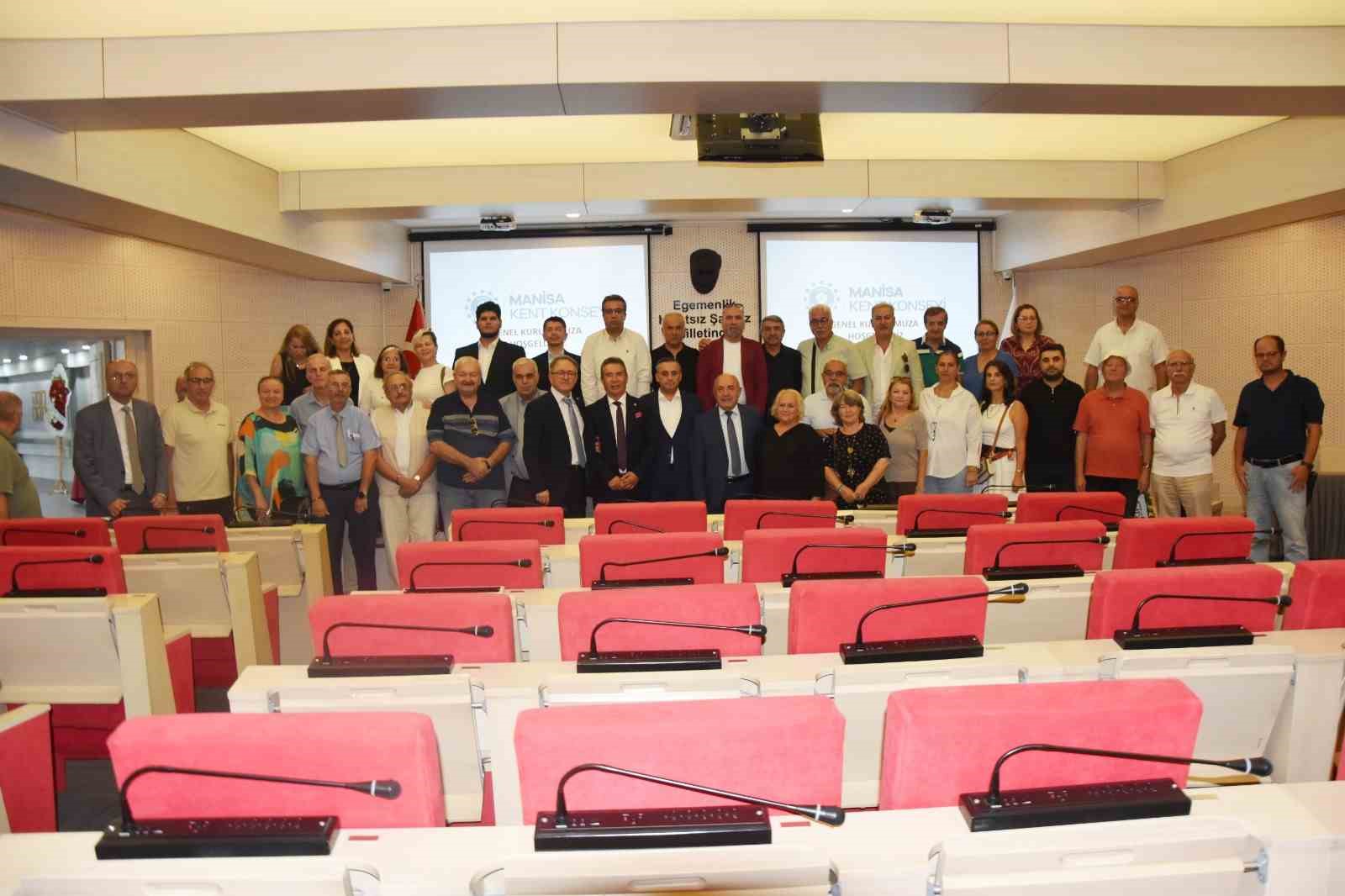 MANİSA KENT KONSEYİ’NDE HAKKI BAYRAKTAR YENİDEN BAŞKAN SEÇİLDİ