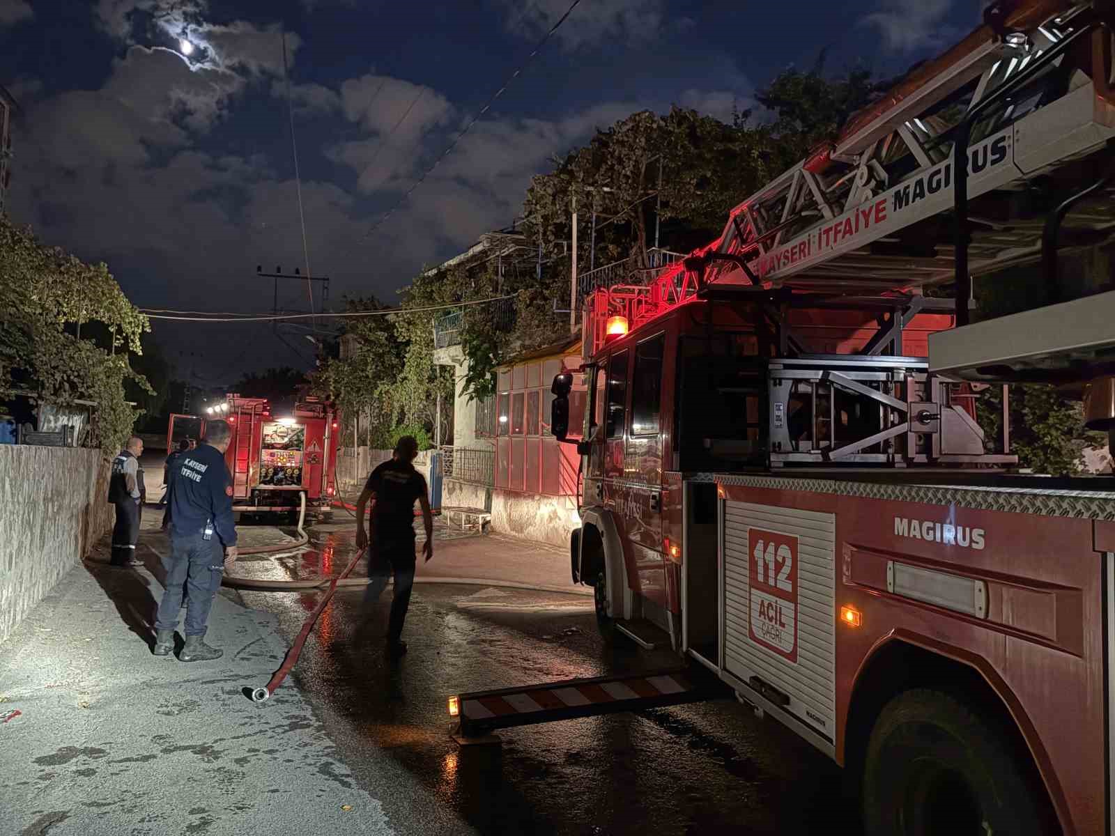 MANGALDAN ÇIKAN YANGIN EVİN ÇATISINI KÜLE ÇEVİRDİ