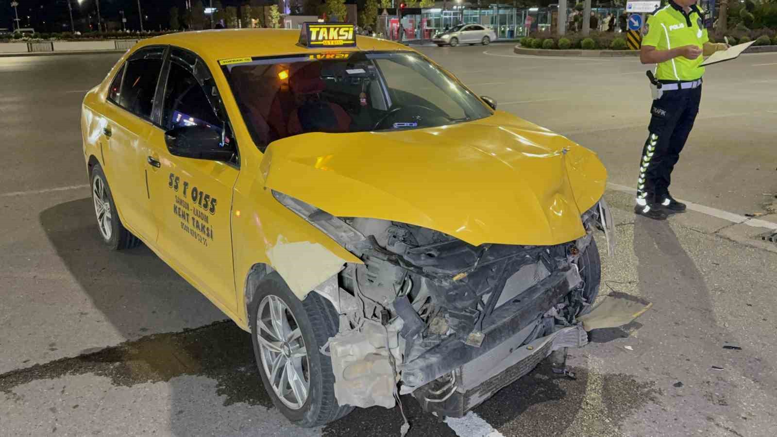SAMSUN’DA KAVŞAKTA İKİ TİCARİ TAKSİ ÇARPIŞTI: 2 YARALI