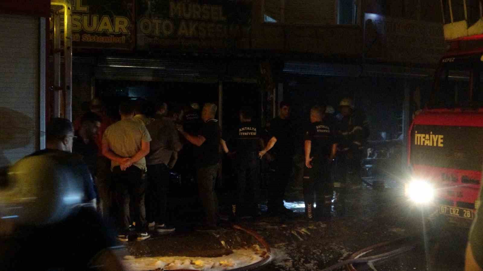 ANTALYA’DA İKİ İŞ YERİNDE YANGIN: ALEVLER ÜST KATTAKİ EVE DE ZARAR VERDİ