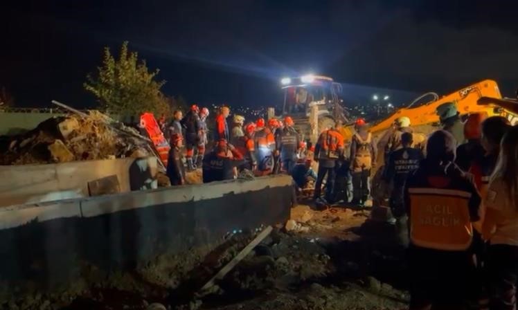 İSTANBUL VALİLİĞİNDEN BÜYÜKÇEKMECE’DEKİ GÖÇÜKLE İLGİLİ AÇIKLAMA: 3 KİŞİ GÖZALTINA ALINDI