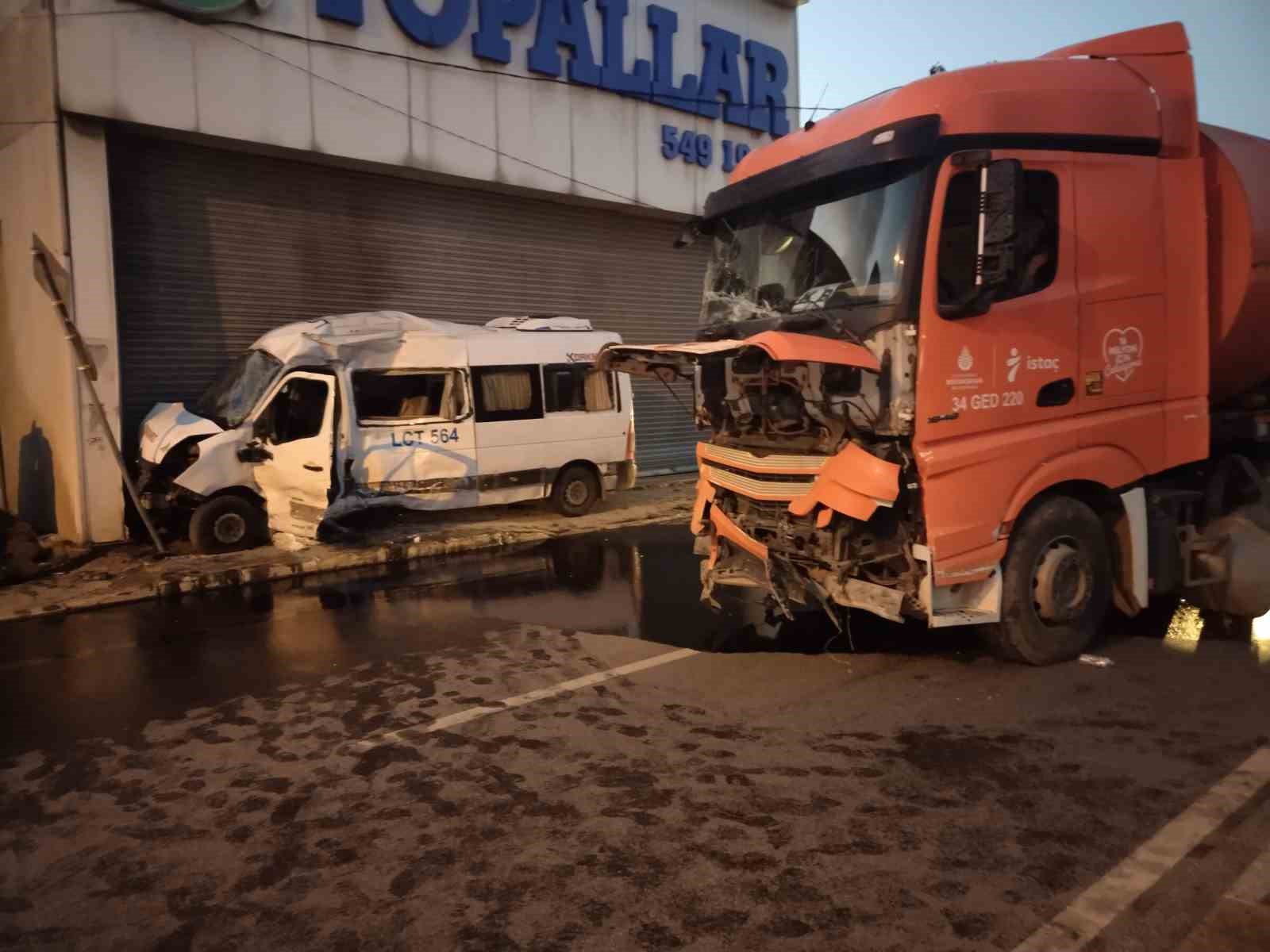 ÜMRANİYE’DE SERVİS MİNİBÜSÜ İLE İSTAÇ KAMYONU ÇARPIŞTI: 2 YARALI