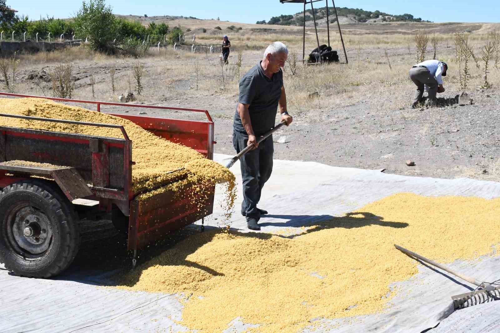 ATA MESLEĞİNİ GELENEKSEL YÖNTEMLERLE SÜRDÜRÜYOR, 41 YILDIR BULGUR ÜRETİYORLAR