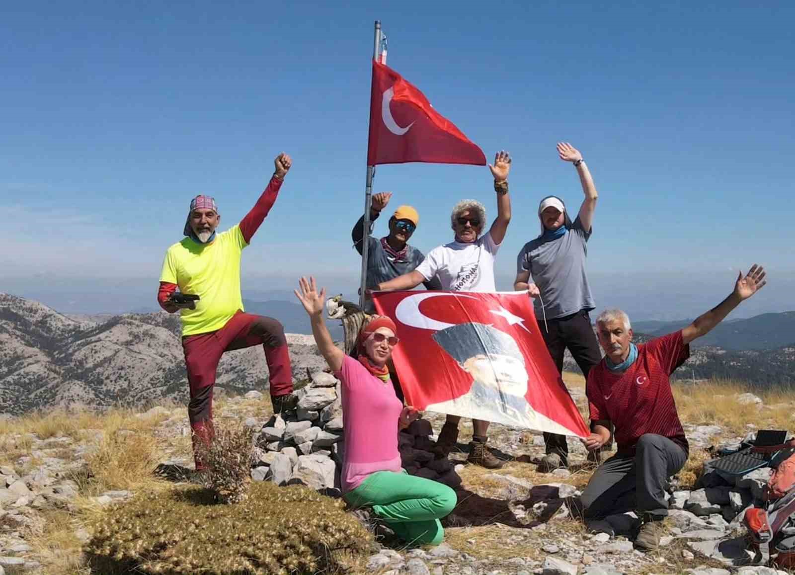 AYIÇTU ZİRVESİ’NDE GAZİLER GÜNÜ ANISINA BAYRAK DALGALANDIRDILAR