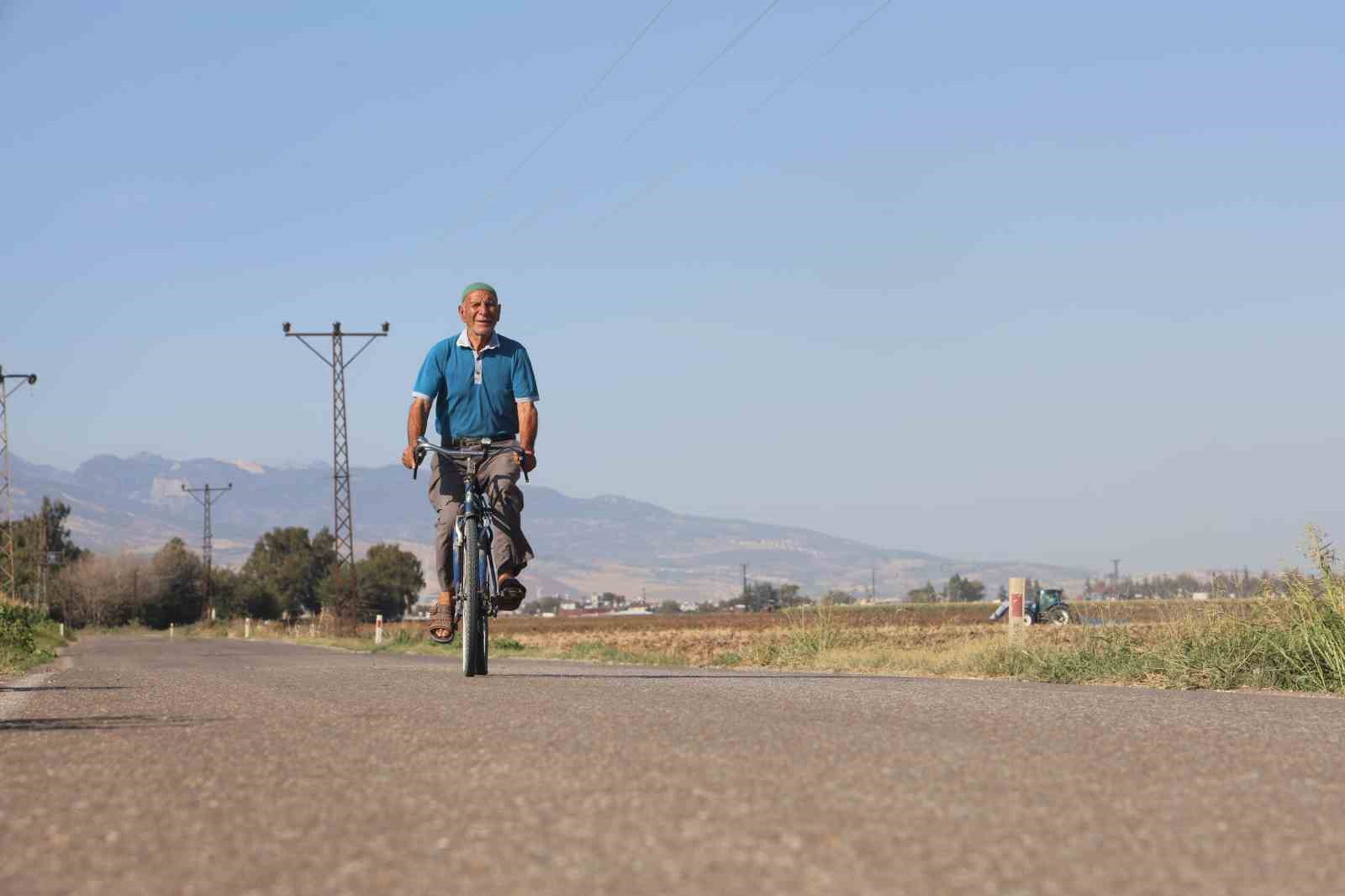 ÖMRÜNÜ PEDAL ÇEVİREREK GEÇİREN 85 YAŞINDAKİ YAŞLI ADAM, ’NE MAZOT NE GAZ, PEDAL ÇEVİRMEYE DOYUM OLMAZ’ BİLİNCİYLE GÜNDE 20 KİLOMETRE YOL KATEDİYOR