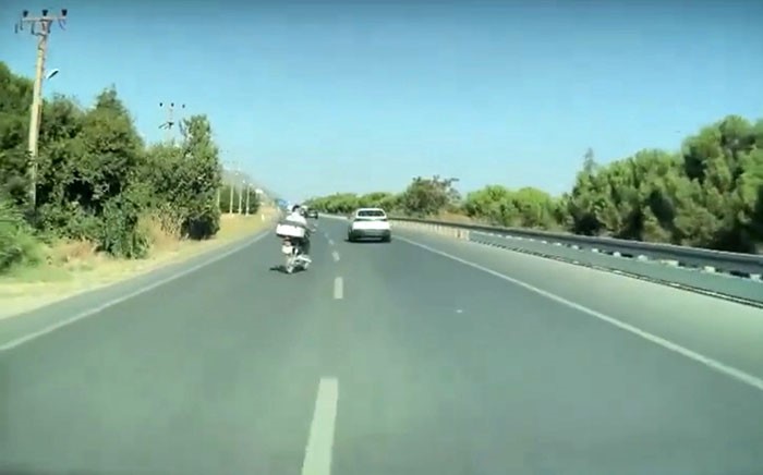 MOTOSİKLET BİR ANDA YOLA ATLADI, SÜRÜCÜNÜN REFLEKSİ SAYESİNDE FACİADAN DÖNÜLDÜ
