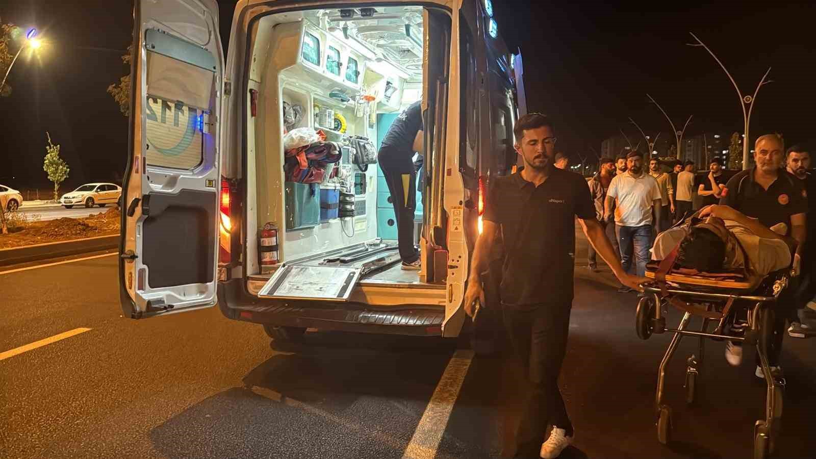 SEYİR HALİNDEKİ KAMYONETİN YOLCU KOLTUĞUNDAN DÜŞEN ŞAHIS YARALANDI