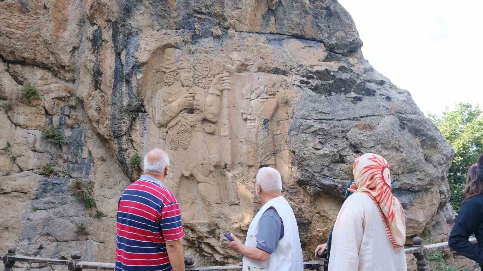 3 BİN YILLIK İVRİZ KAYA ANITI ZİYARETÇİLERİNİ AĞIRLIYOR