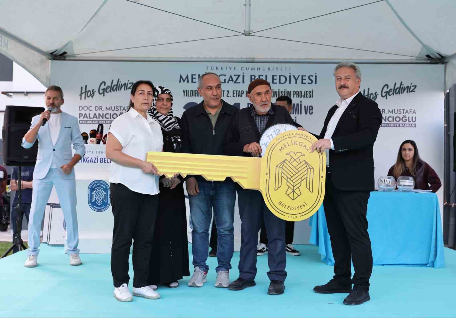 MELİKGAZİ’DE 24 AİLE YENİ EVLERİNE KAVUŞTU
