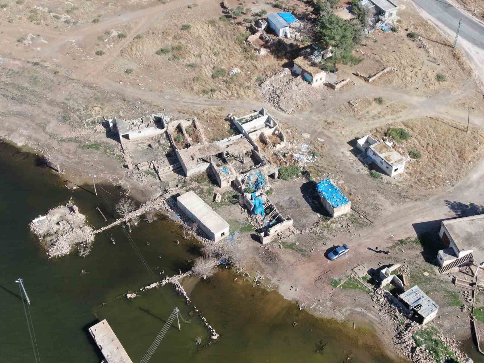 BARAJ SULARINA GÖMÜLEN KÖY, LEYLEKLERİN YUVASI VE BALIKÇILARIN UĞRAK NOKTASI OLDU