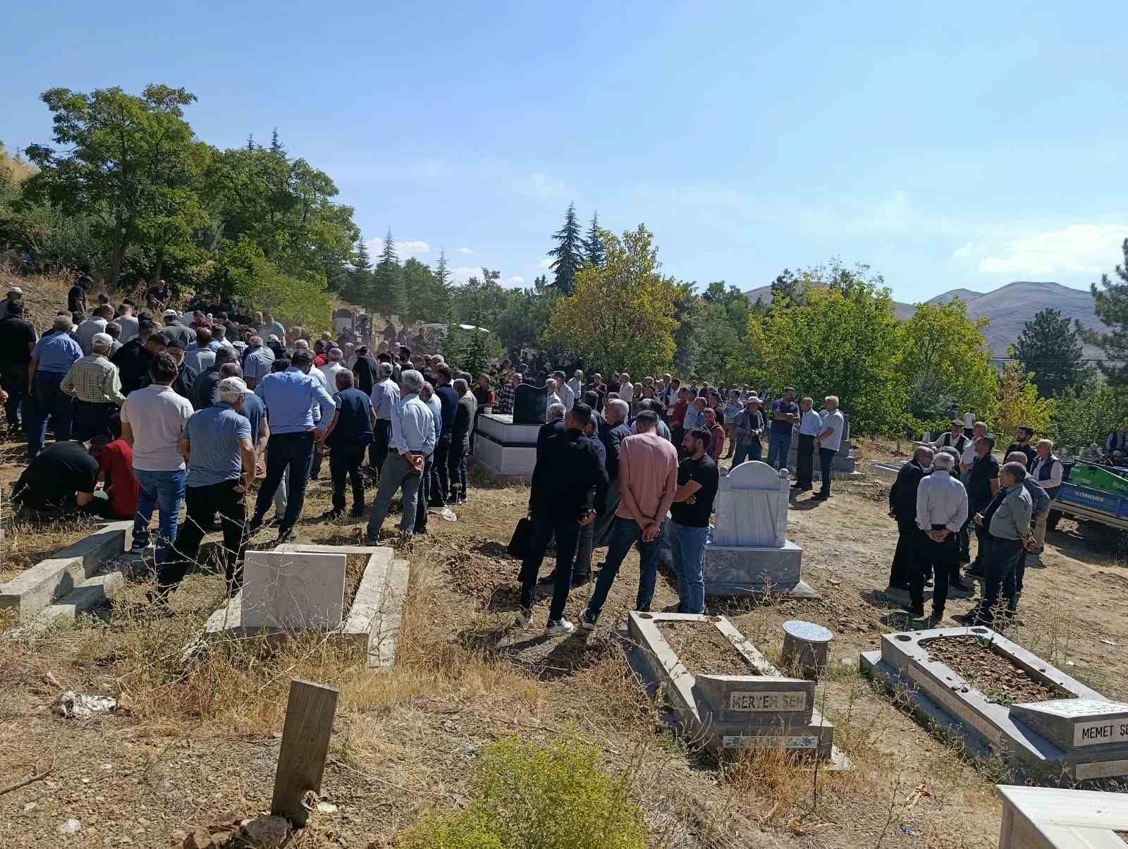 MALATYA’DA KAZADA HAYATINI KAYBEDEN SAĞLIK ÇALIŞANI GENÇ SON YOLCULUĞUNA UĞURLANDI