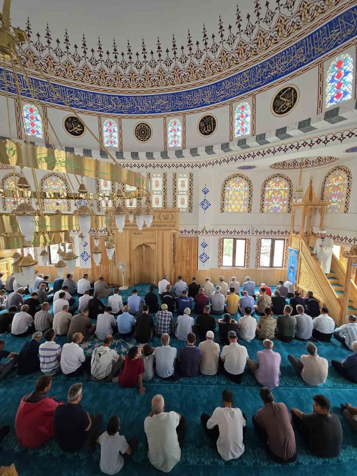 DEPREMDE YIKILAN KARABURUN KÖYÜ CAMİSİ YENİDEN HİZMETE AÇILDI