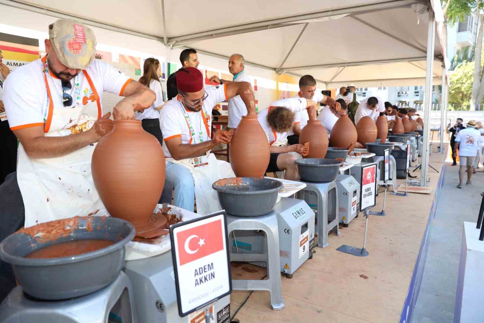 ÇÖMLEK FESTİVALİ’NDE DÜNYACA ÜNLÜ ELLER YARIŞTI