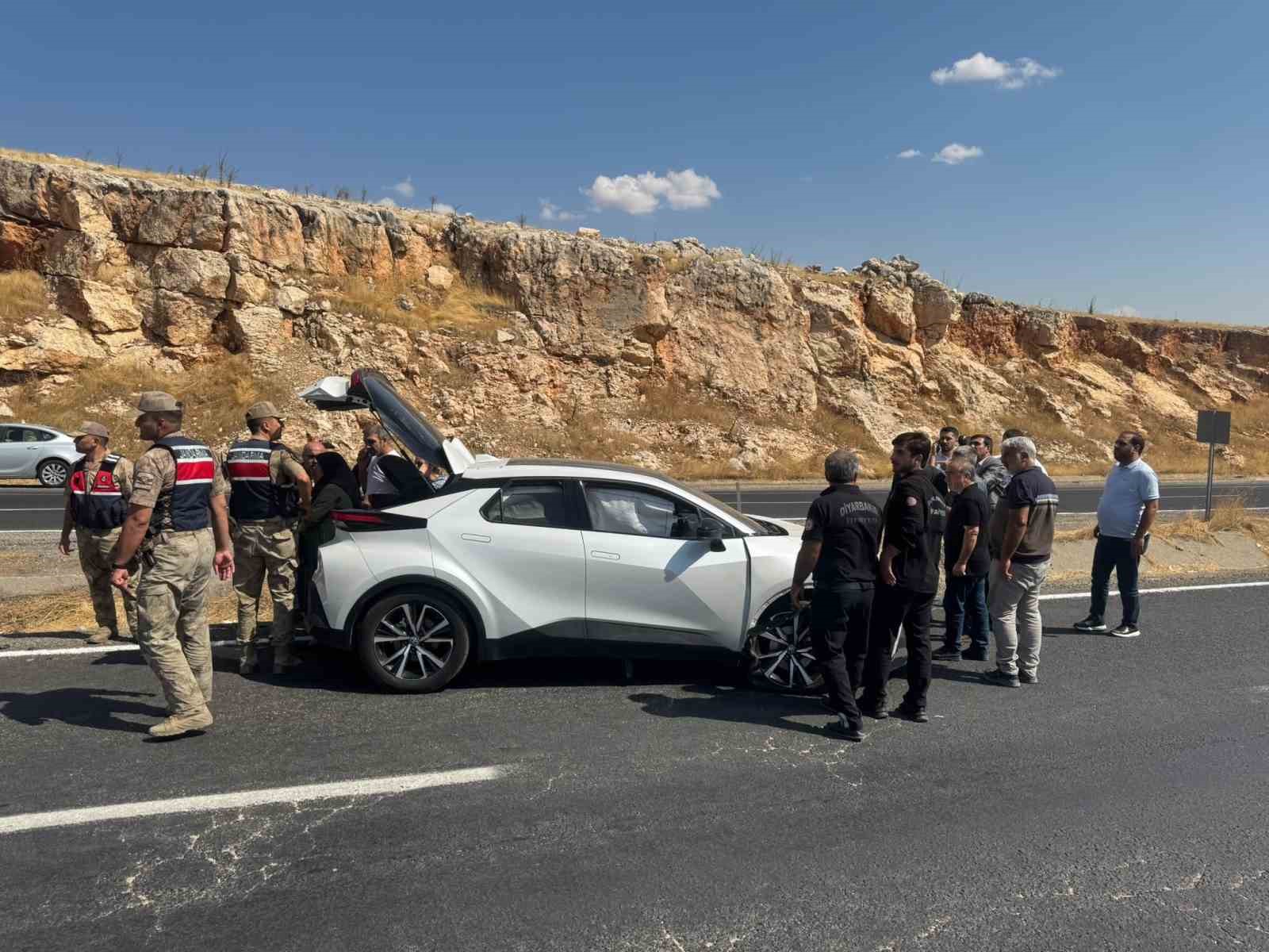 DİYARBAKIR’DA OTOMOBİL İLE TRAKTÖR ÇARPIŞTI: 4 YARALI