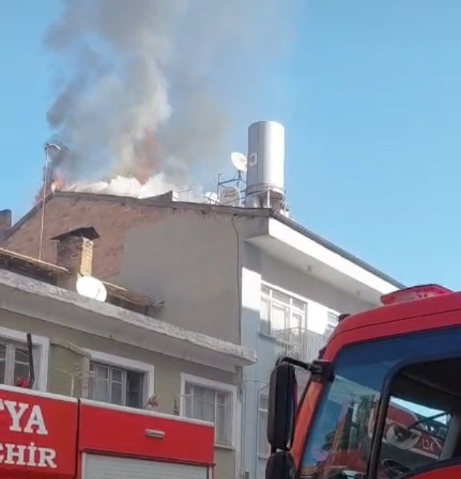 MALATYA’DA KORKUTAN ÇATI YANGINI