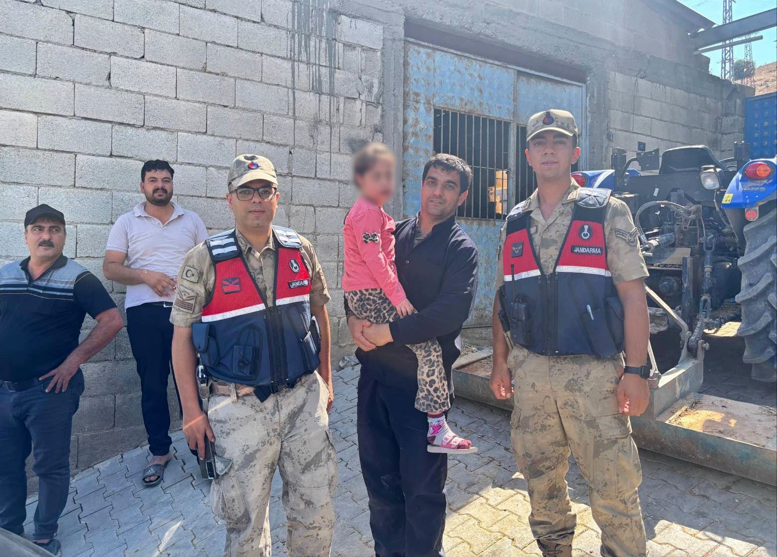 KİLİS’TE KAYBOLAN DOWN SENDROMLU ÇOCUK JANDARMA EKİPLERİNCE BULUNDU